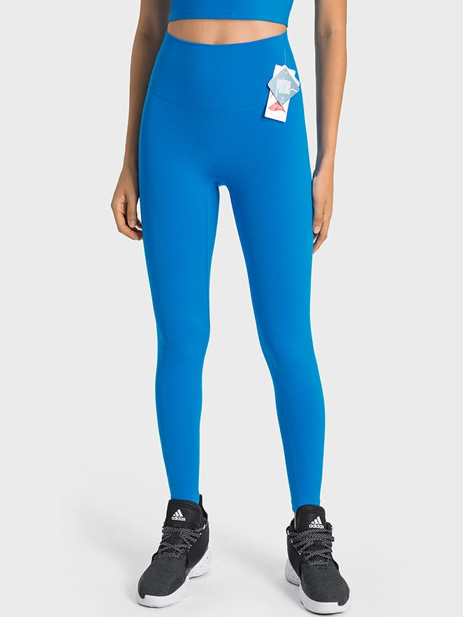 بنطال ضيق بخصر عالٍ وملمس عاري