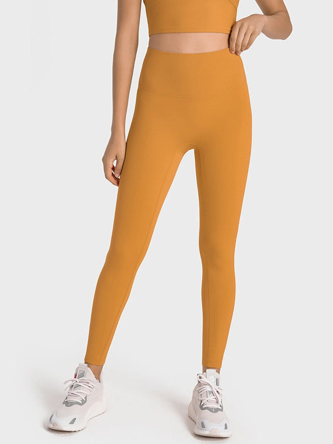 بنطال ضيق بخصر عالٍ وملمس عاري