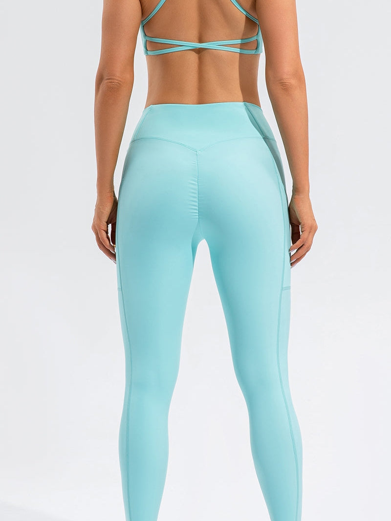 حمالة صدر رياضية متقاطعة مع فتحة للصدر