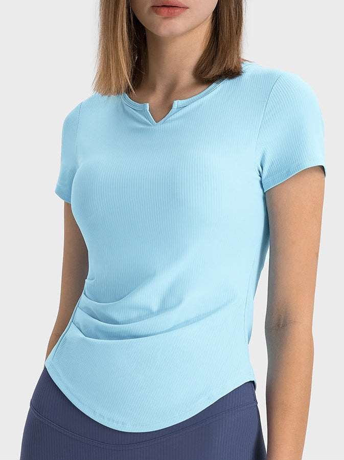 تي شيرت مخطط مضلع بفتحة رقبة على شكل حرف V