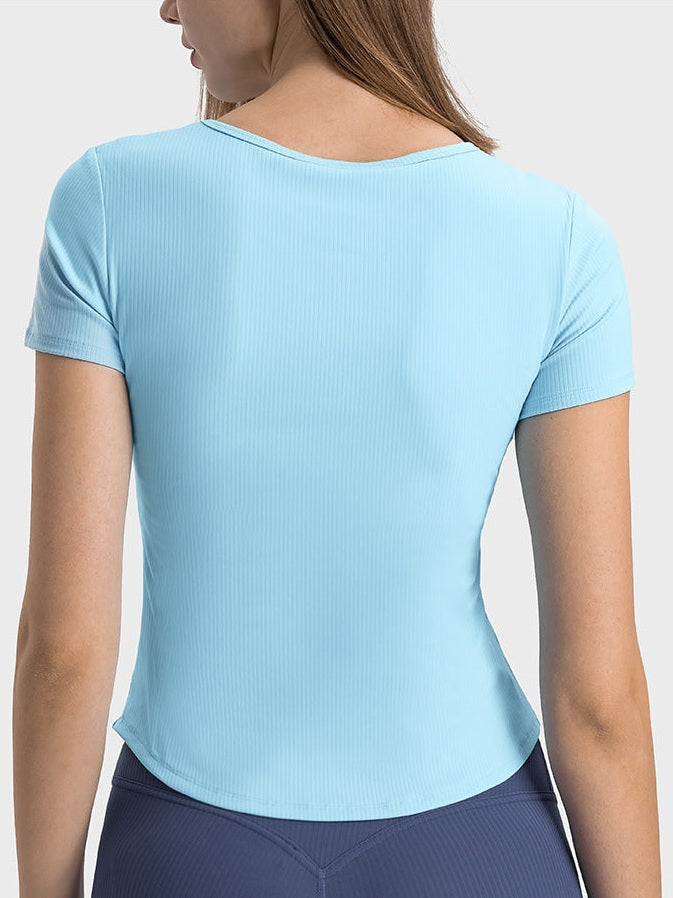 تي شيرت مخطط مضلع بفتحة رقبة على شكل حرف V