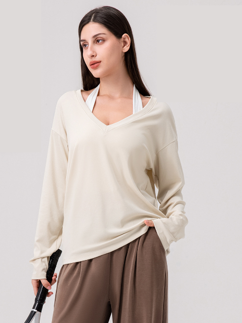 تي شيرت بأكمام طويلة ورقبة على شكل حرف V