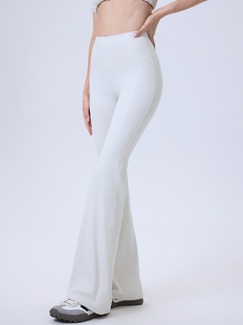 بنطال ضيق من الأسفل