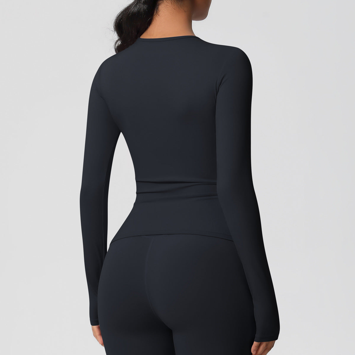 قميص بأكمام طويلة