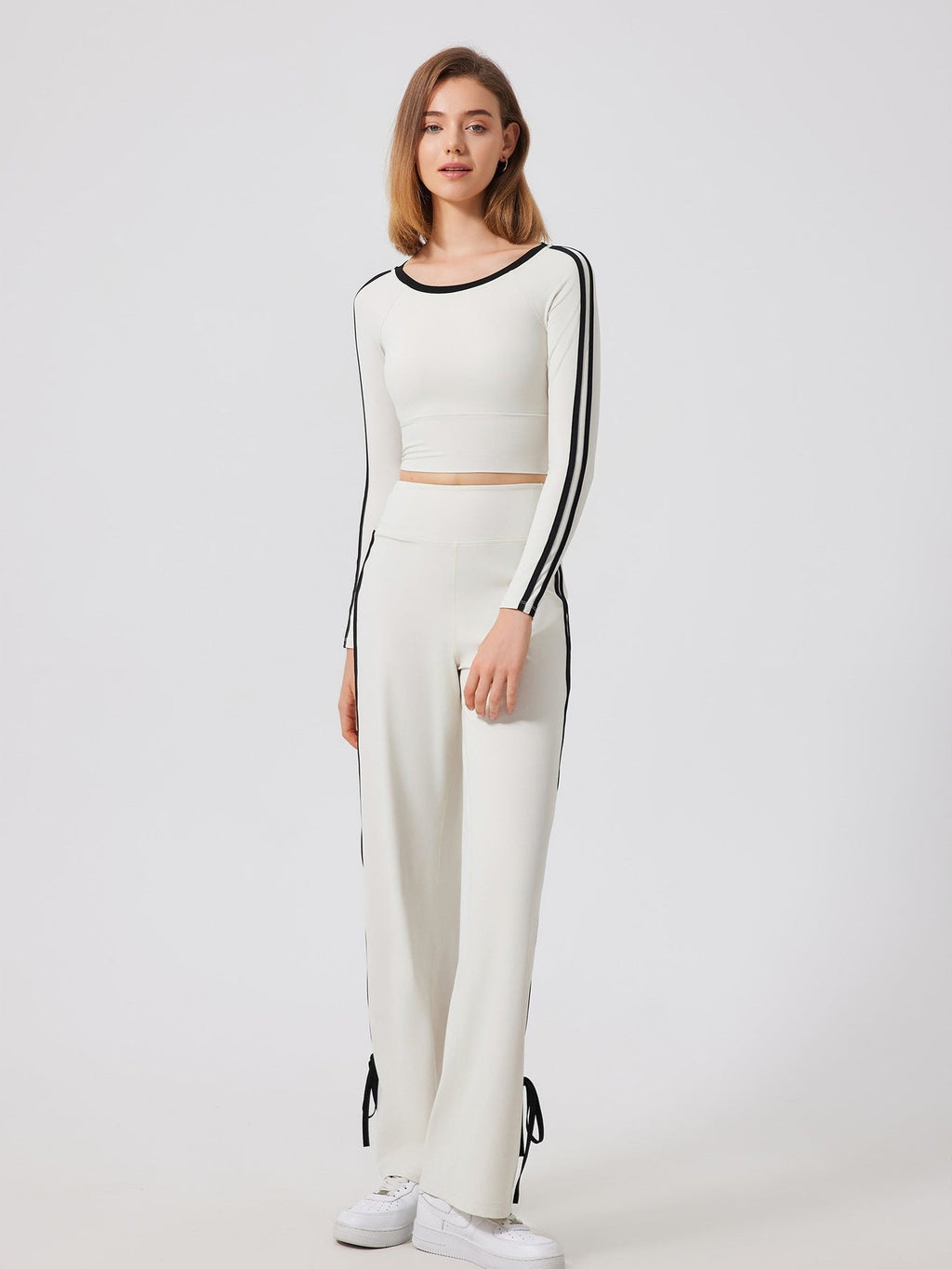 بلوزة قصيرة بأكمام طويلة