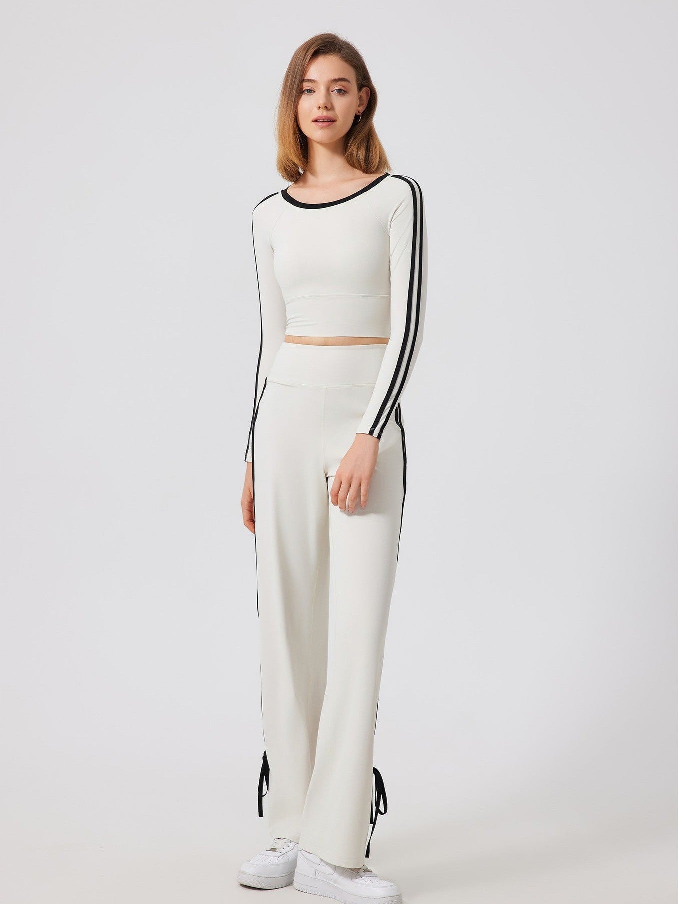 بلوزة قصيرة بأكمام طويلة