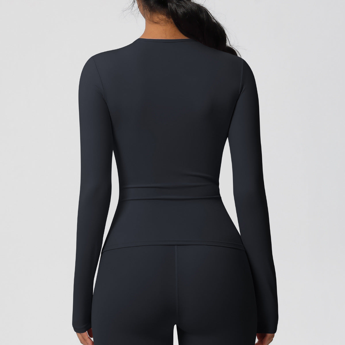 قميص بأكمام طويلة