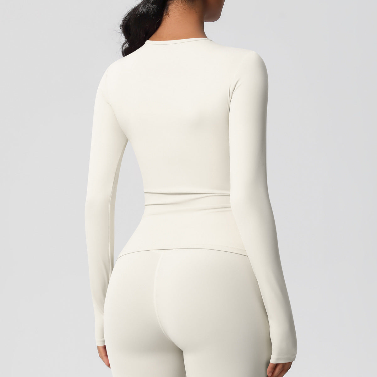 قميص بأكمام طويلة