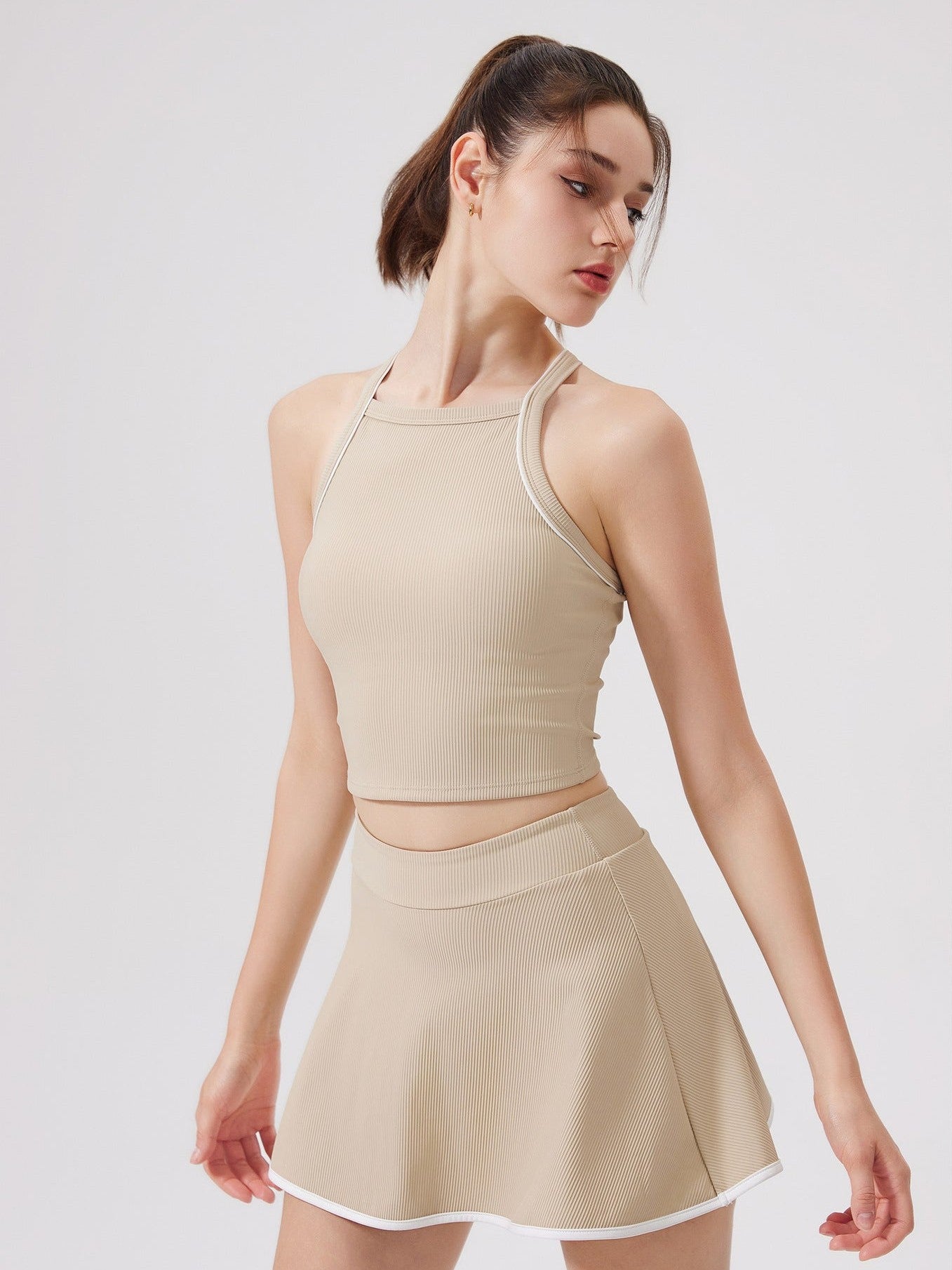 تانك توب بدون أكمام بفتحة رقبة على شكل هالتر