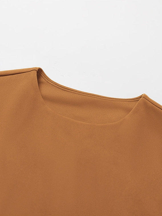 بلوزة قصيرة بأكمام قصيرة وفتحة خلفية