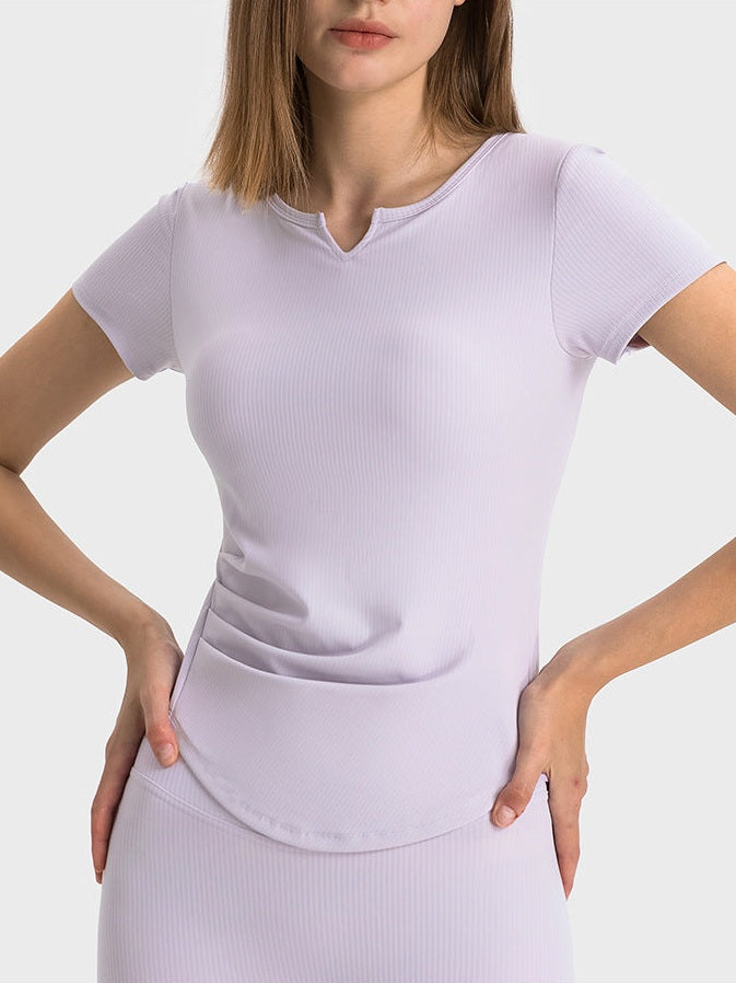 تي شيرت مخطط مضلع بفتحة رقبة على شكل حرف V