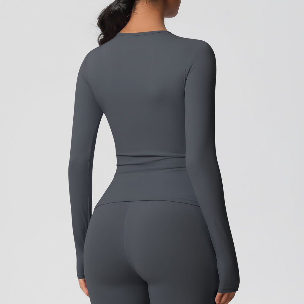 قميص بأكمام طويلة