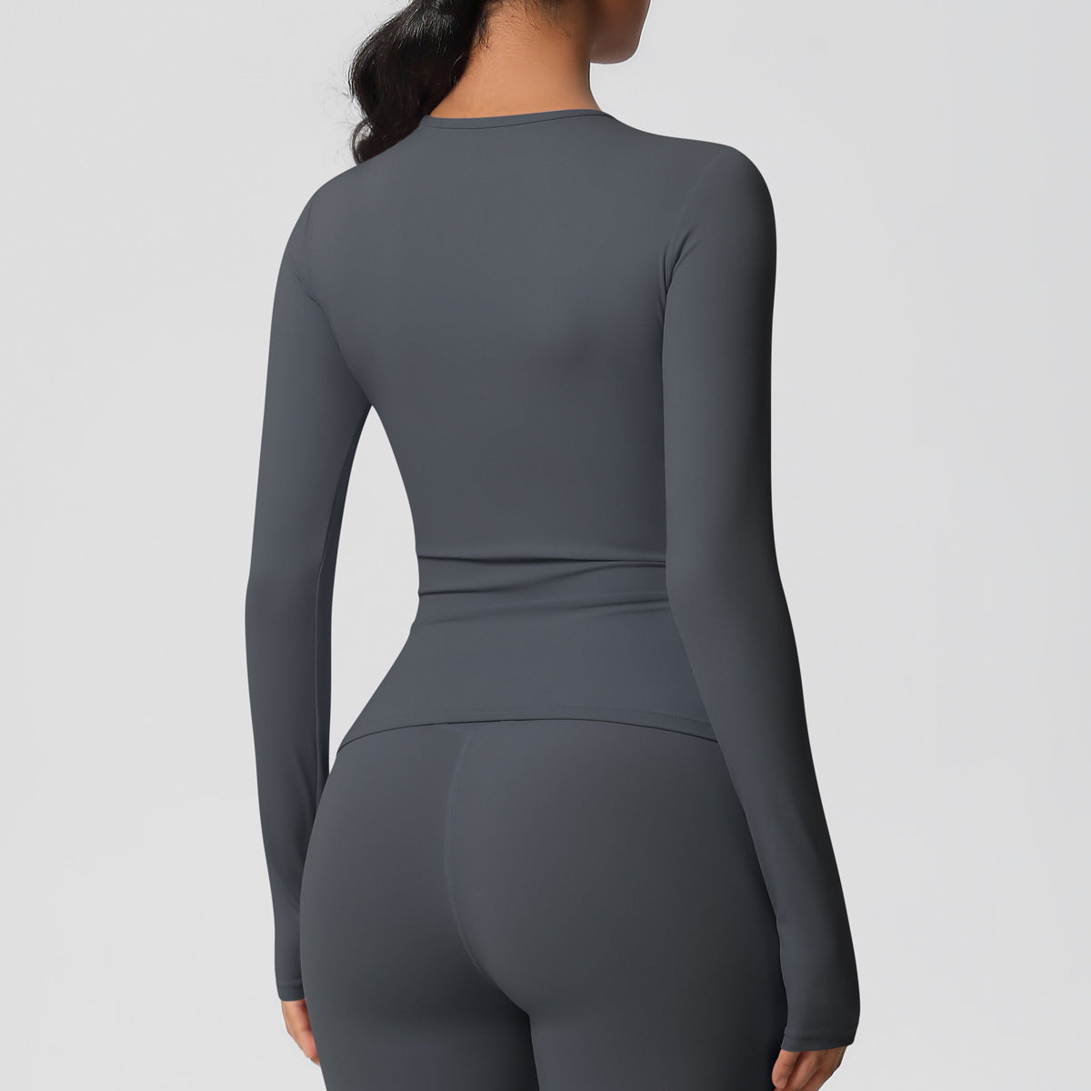 قميص بأكمام طويلة