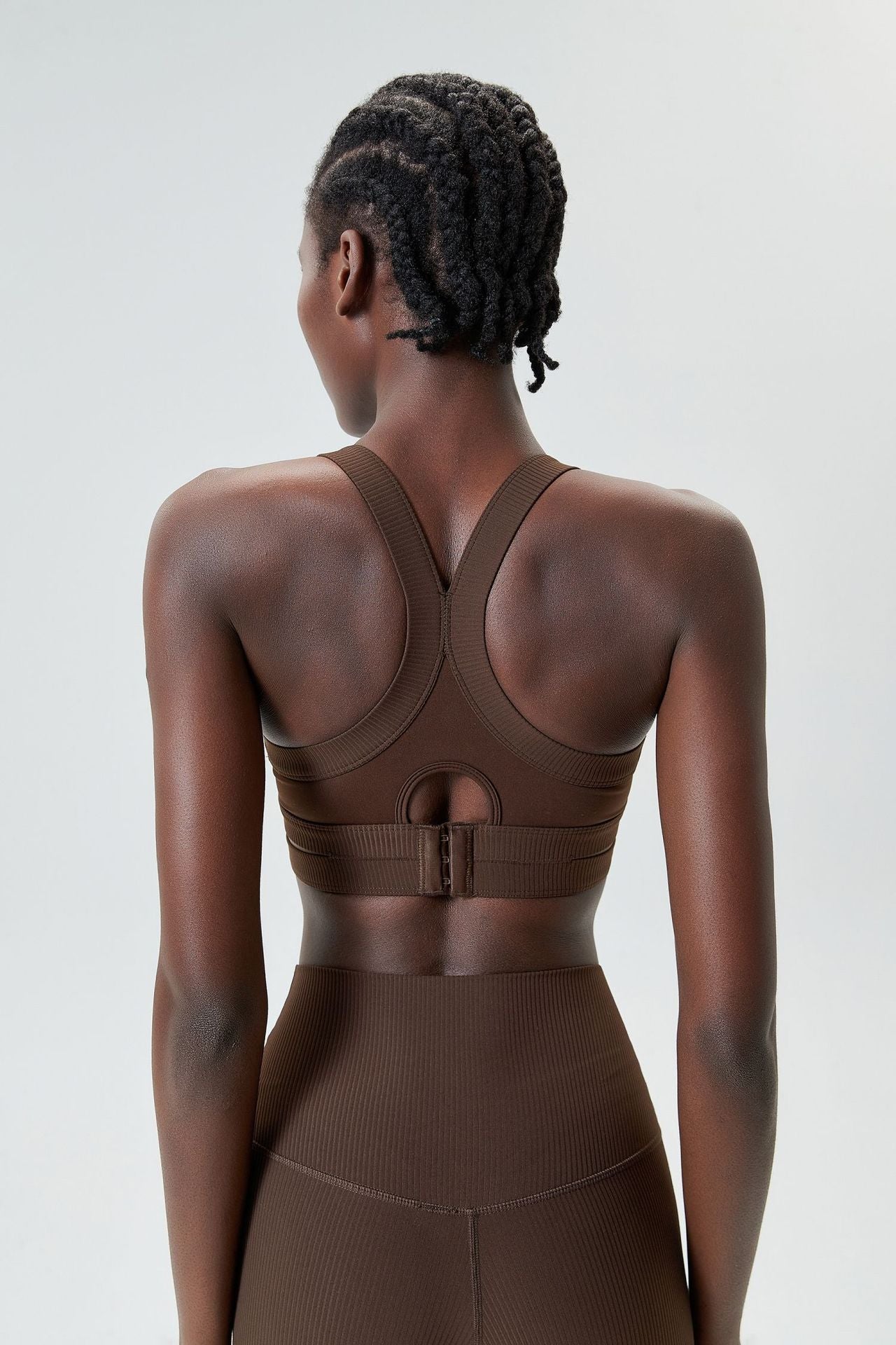 حمالة صدر رياضية بفتحة على شكل حرف I