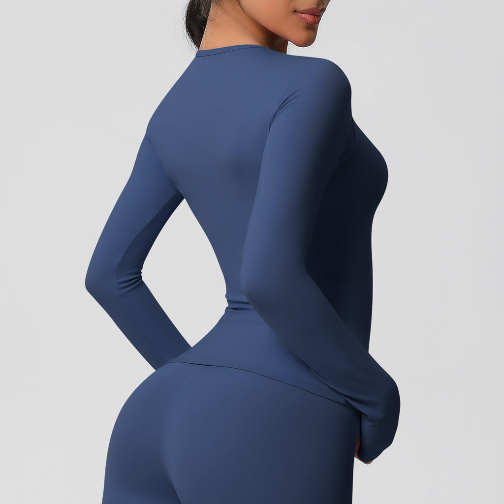 قميص بأكمام طويلة