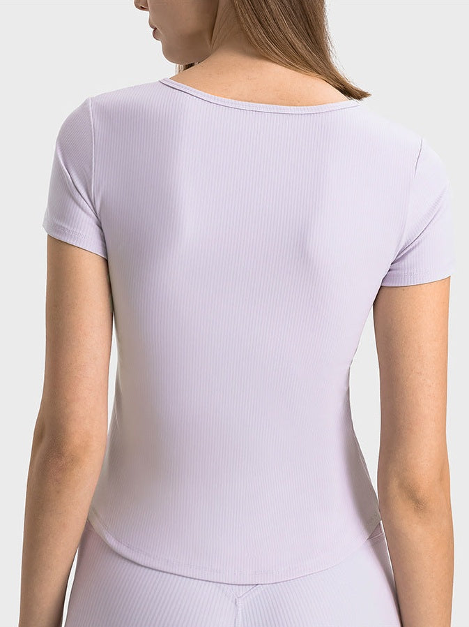 تي شيرت مخطط مضلع بفتحة رقبة على شكل حرف V