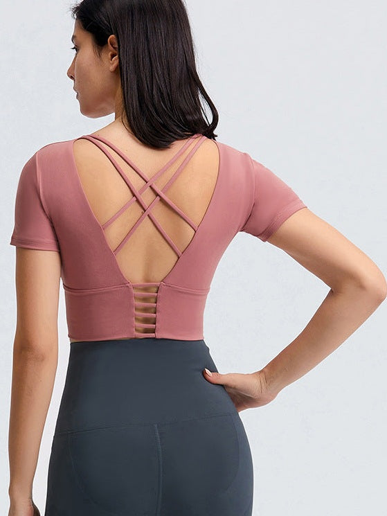 تي شيرت يوغا قصير مع وسادة صدر