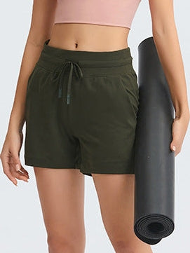 تي شيرت يوغا قصير مع وسادة صدر