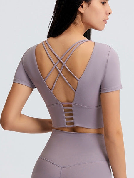 تي شيرت يوغا قصير مع وسادة صدر