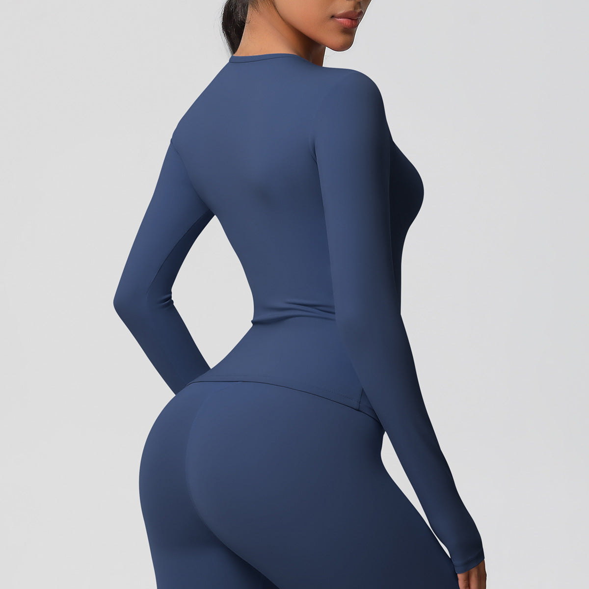 قميص بأكمام طويلة