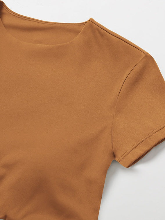 بلوزة قصيرة بأكمام قصيرة وفتحة خلفية