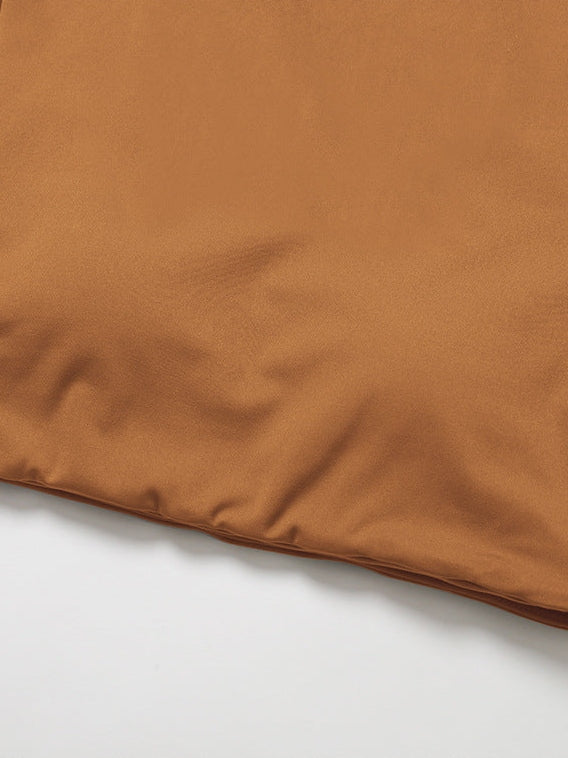 بلوزة قصيرة بأكمام قصيرة وفتحة خلفية