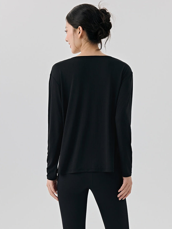 بلوزة بأكمام طويلة وحاشية مشقوقة