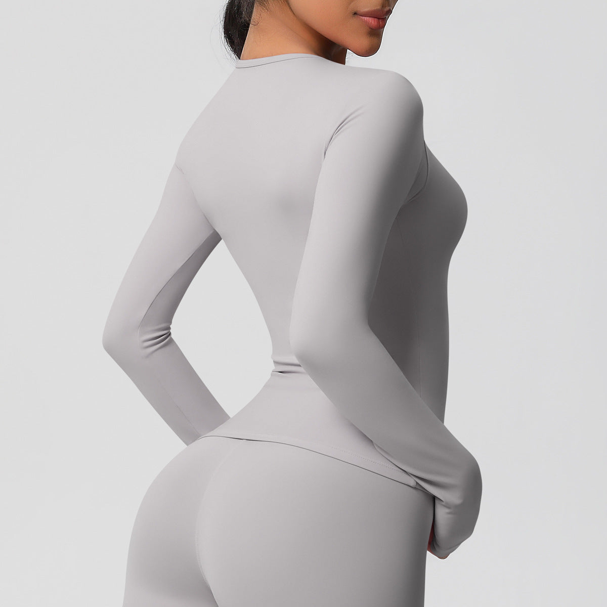 قميص بأكمام طويلة