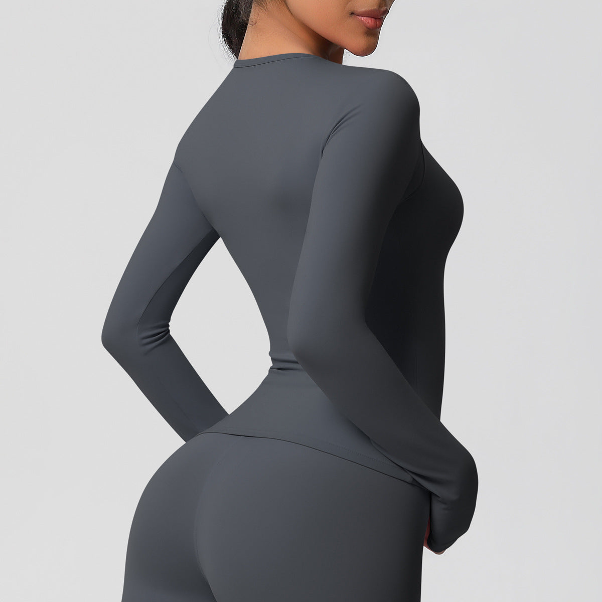 قميص بأكمام طويلة