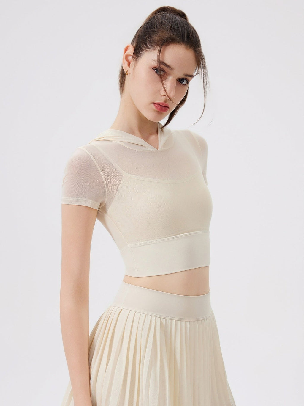 بلوزة قصيرة شبكية بغطاء للرأس