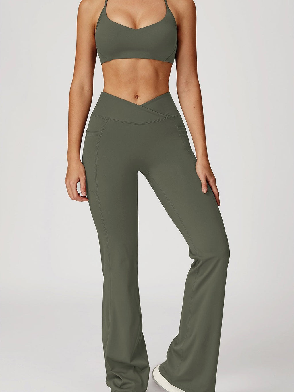 بنطلون عالي الخصر وواسع من الأسفل