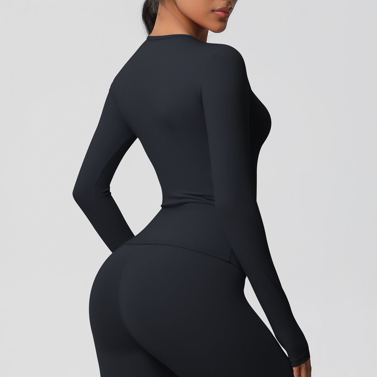 قميص بأكمام طويلة