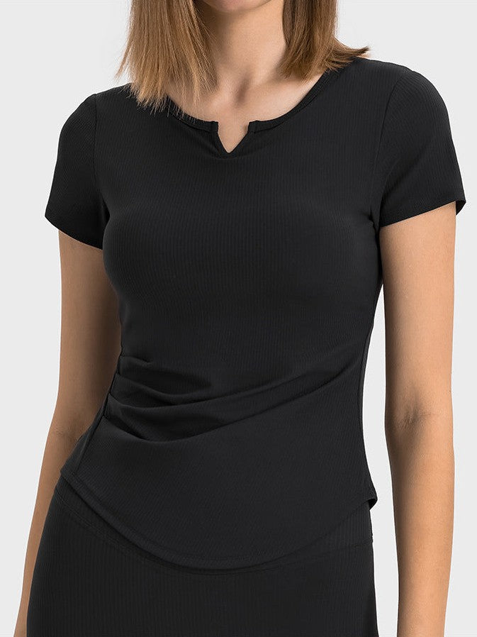 تي شيرت مخطط مضلع بفتحة رقبة على شكل حرف V