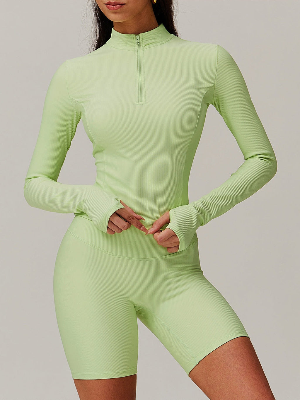 بلوزة بأكمام طويلة وياقة قائمة