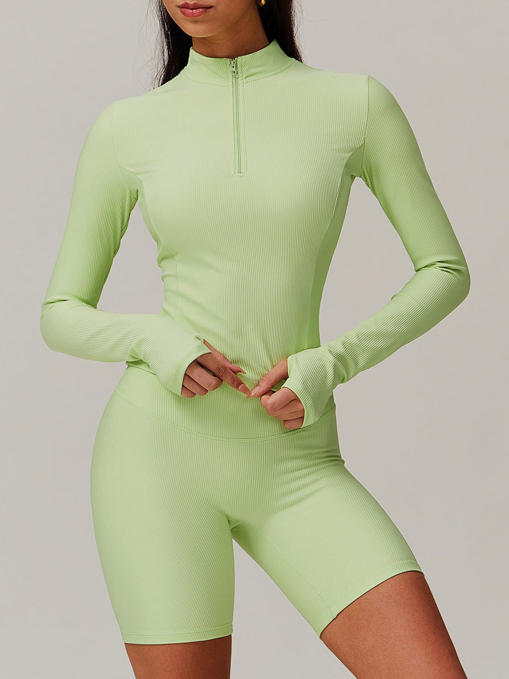 بلوزة بأكمام طويلة وياقة قائمة