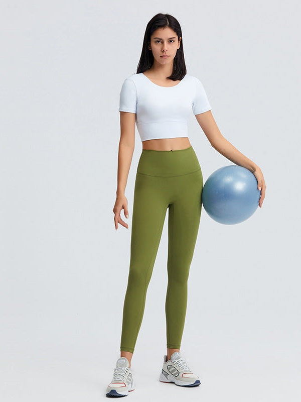 تي شيرت يوغا قصير مع وسادة صدر