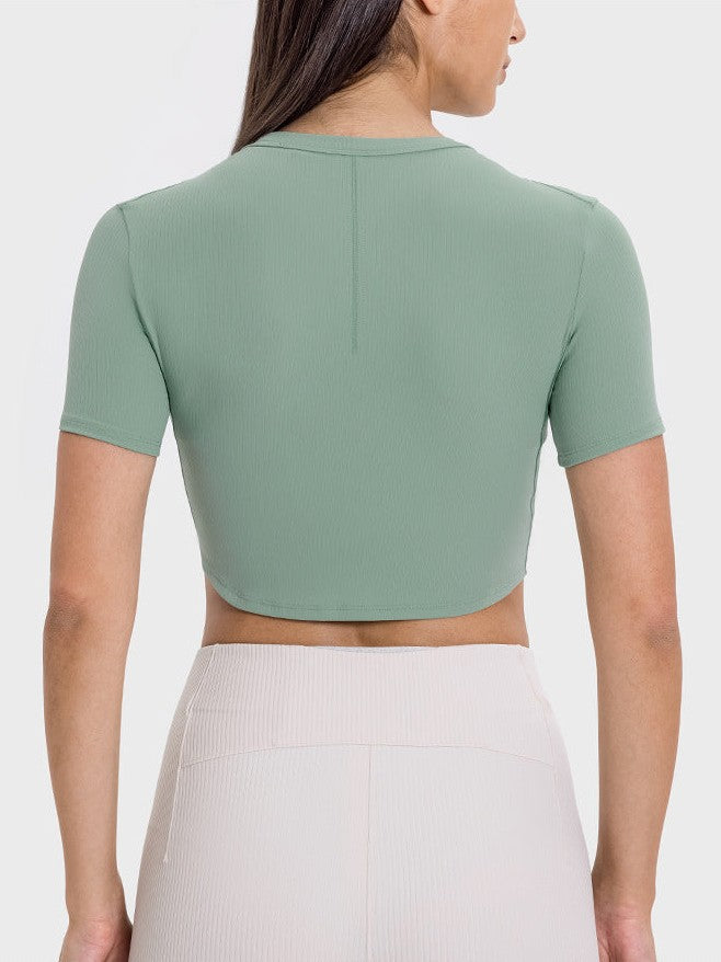 Geripptes, kurzes Sporttop