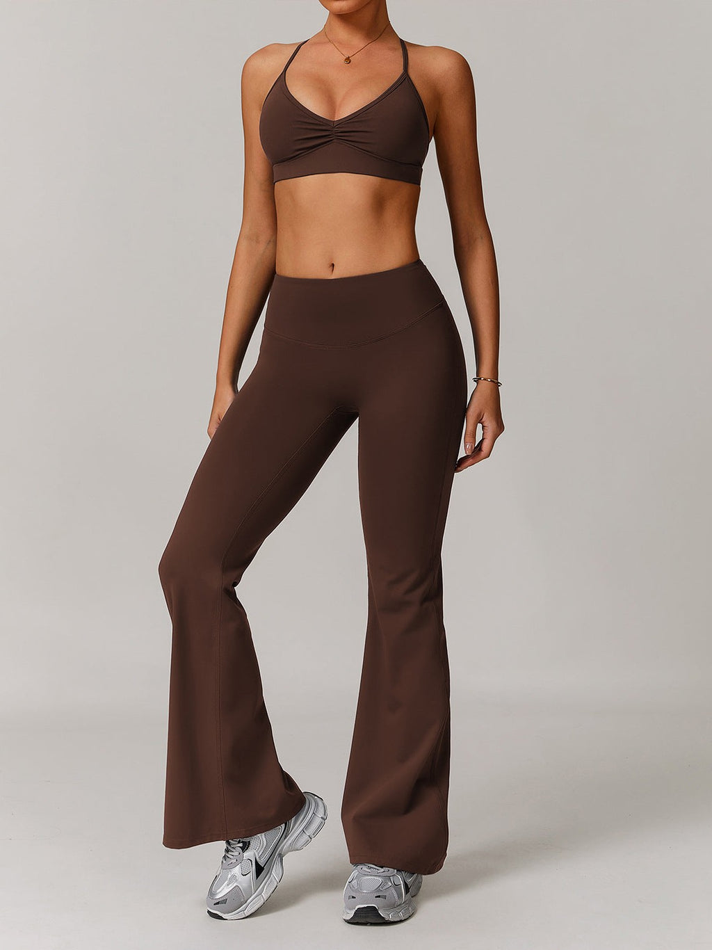 حمالة صدر رياضية متقاطعة بفتحة رقبة على شكل حرف V