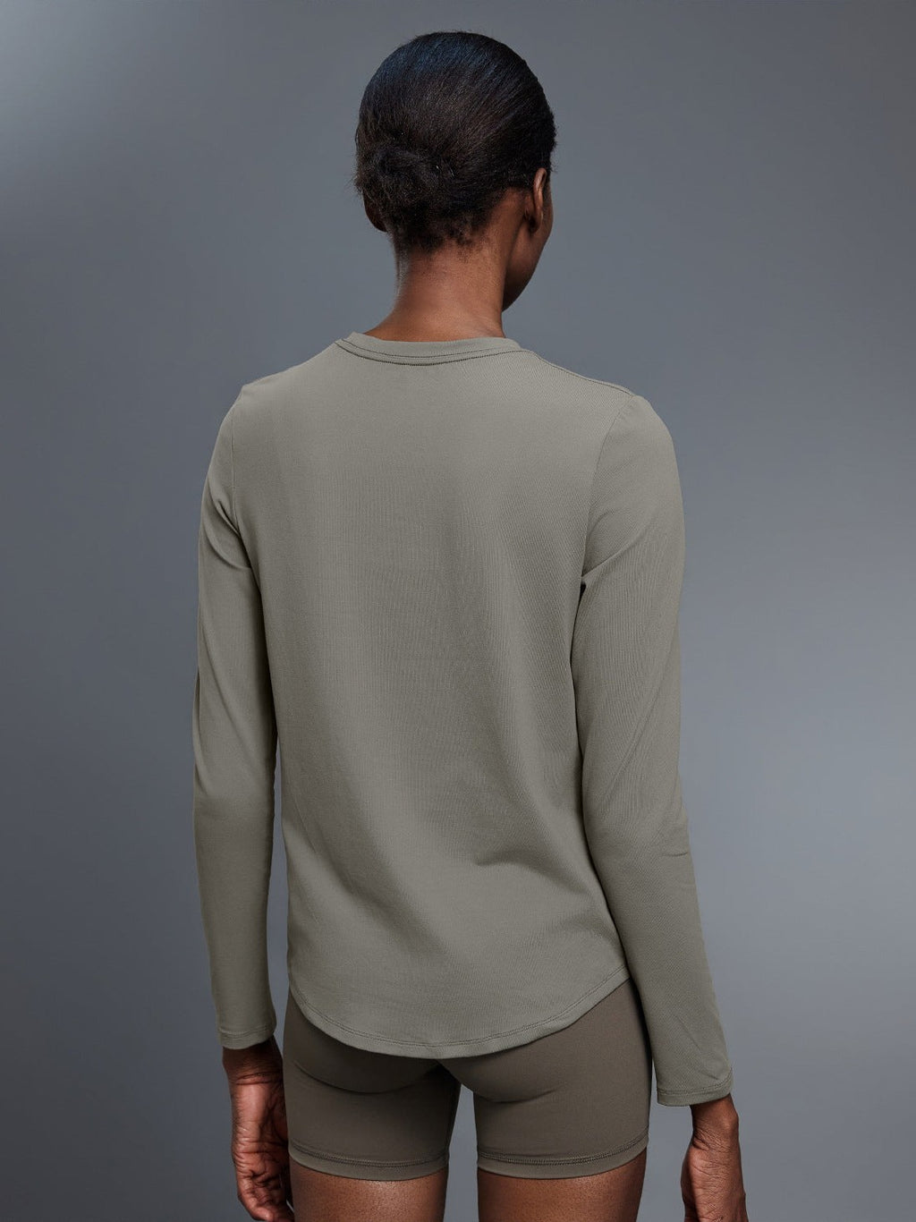 تي شيرت يوغا بأكمام طويلة