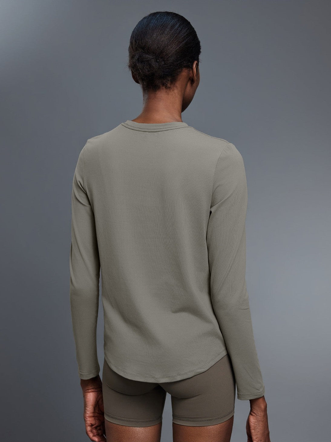 تي شيرت يوغا بأكمام طويلة