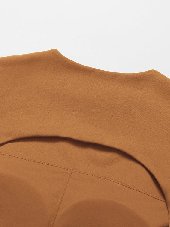 بلوزة قصيرة بأكمام قصيرة وفتحة خلفية