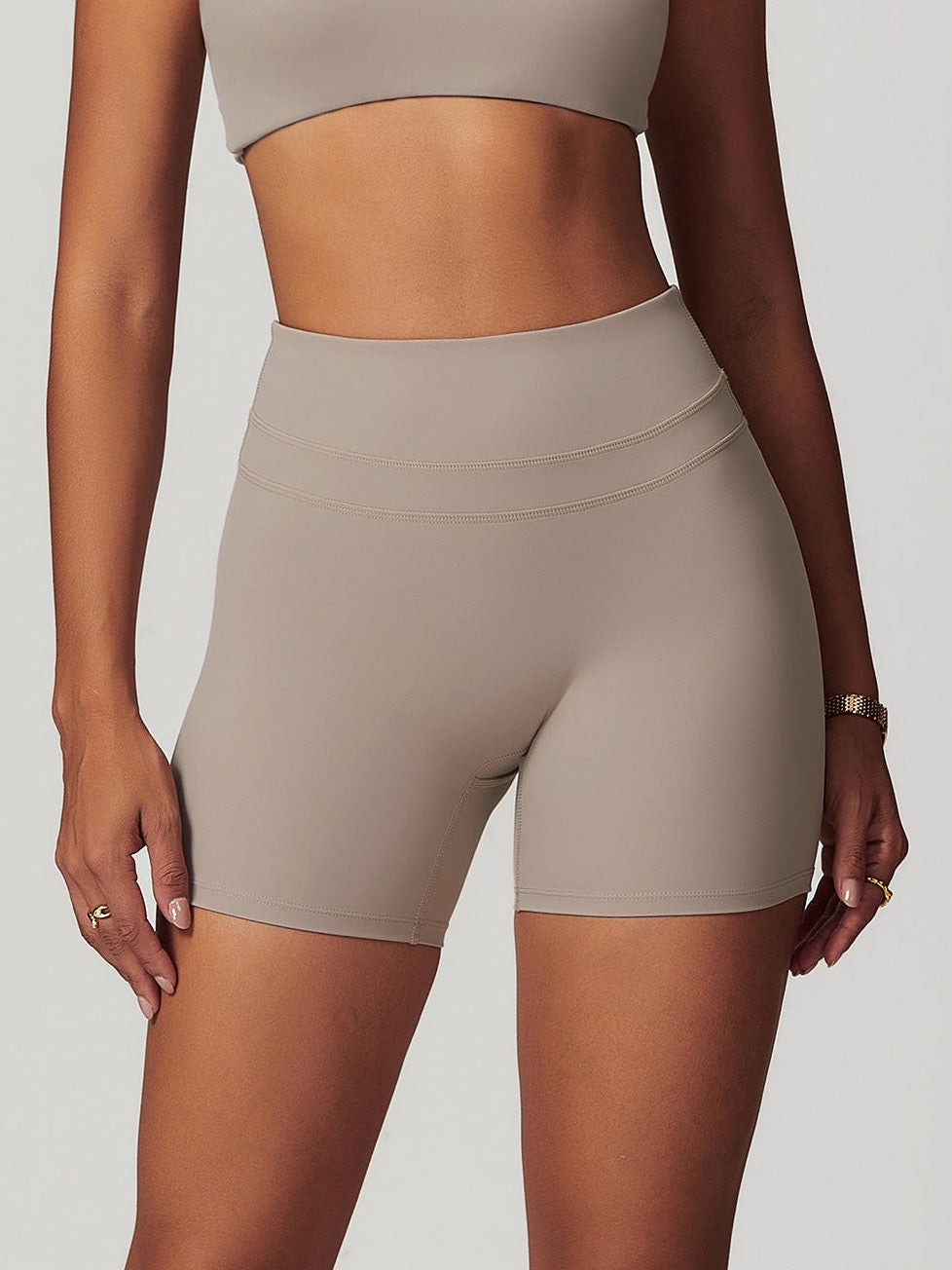 شورت يوغا عالي الخصر من سوليناري