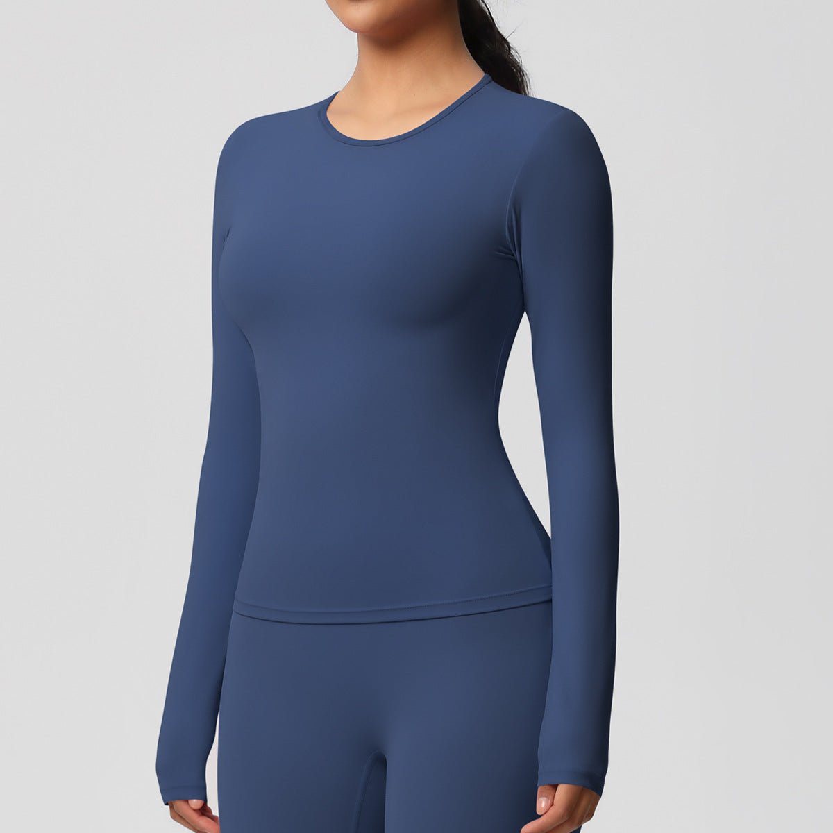 قميص بأكمام طويلة