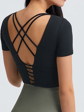 تي شيرت يوغا قصير مع وسادة صدر