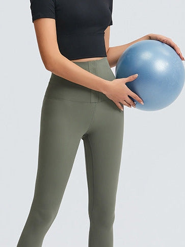 تي شيرت يوغا قصير مع وسادة صدر