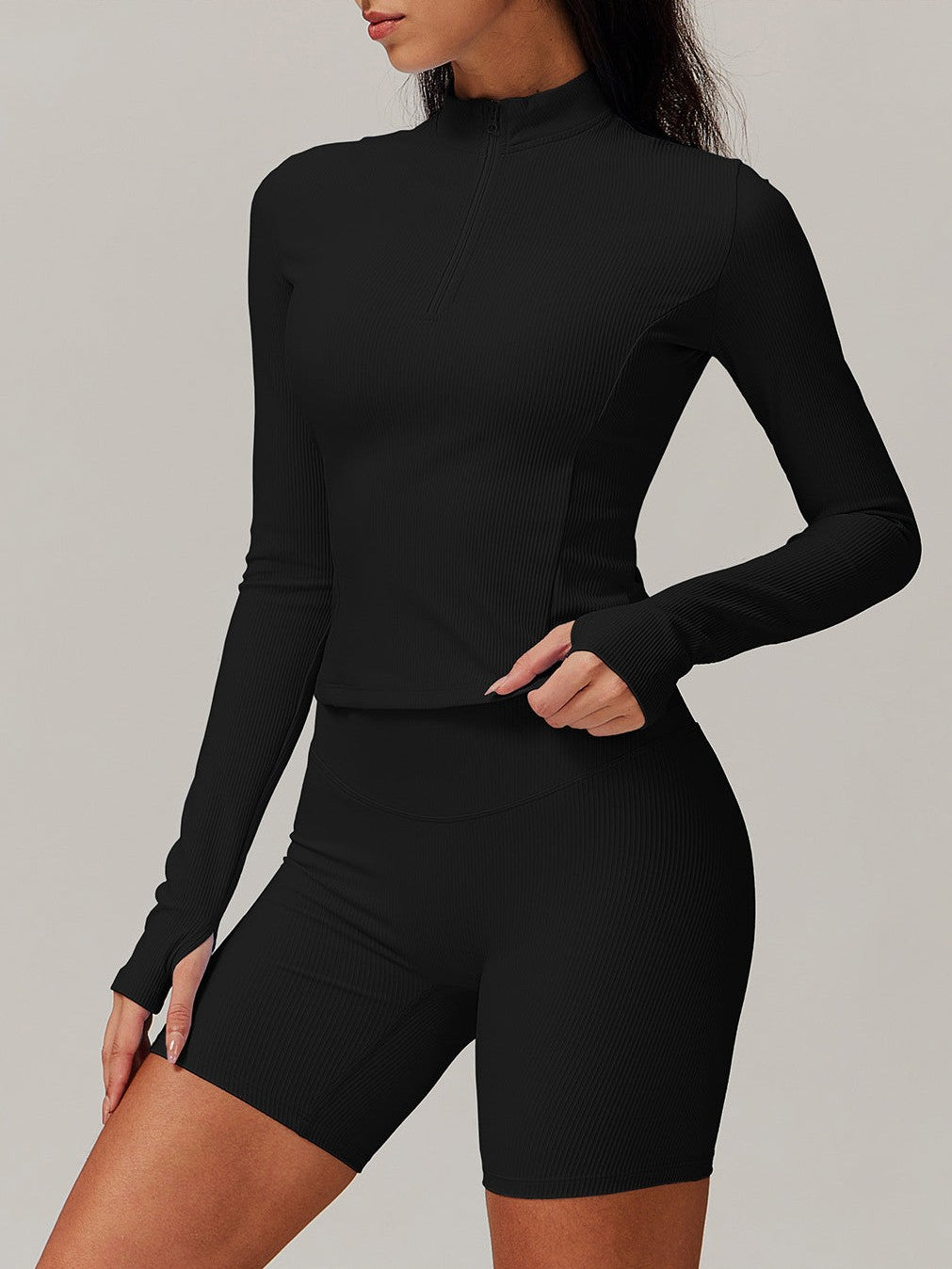 بلوزة بأكمام طويلة وياقة قائمة