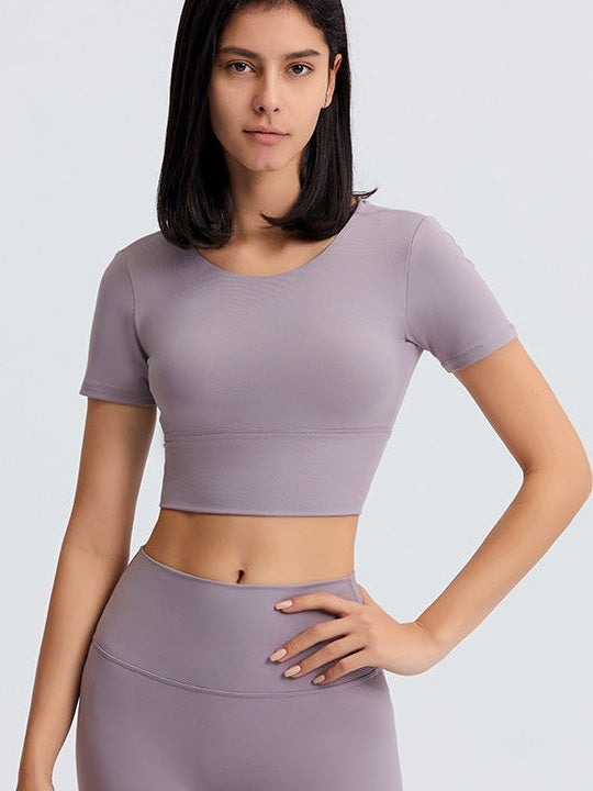 تي شيرت يوغا قصير مع وسادة صدر