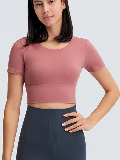 تي شيرت يوغا قصير مع وسادة صدر