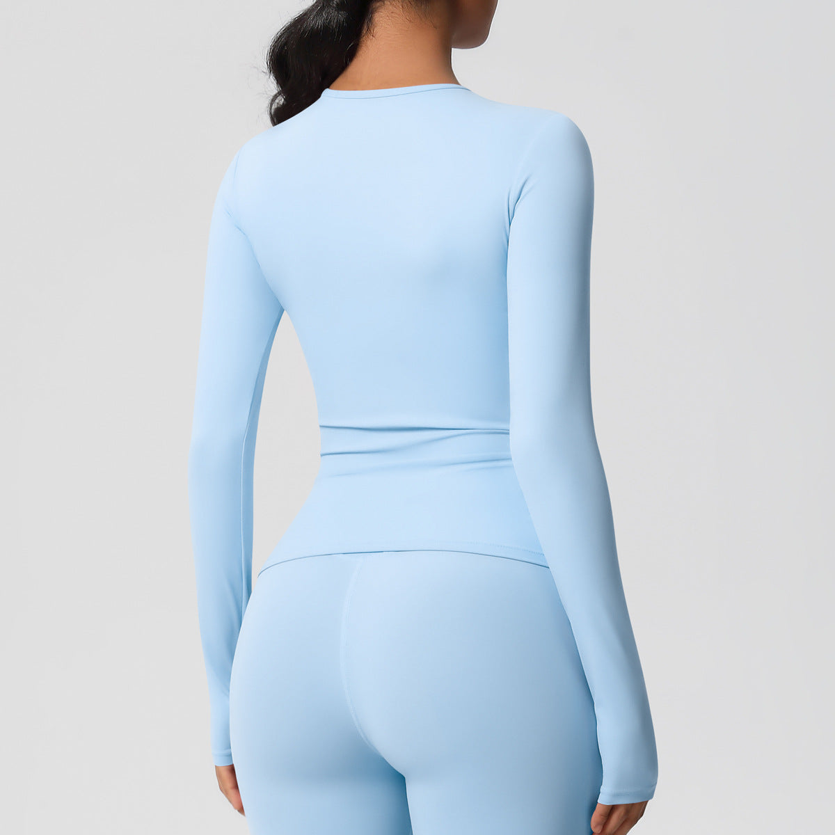 قميص بأكمام طويلة