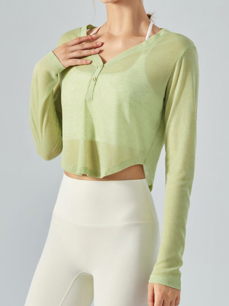 تي شيرت بأكمام طويلة ورقبة على شكل حرف V